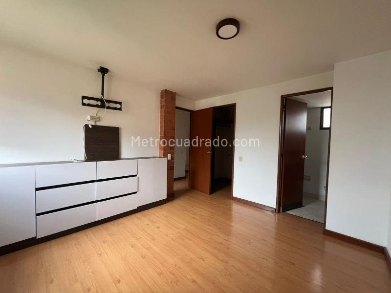 Apartamento Amplio de 2 Alcobas con Piscina en El Poblado - 8