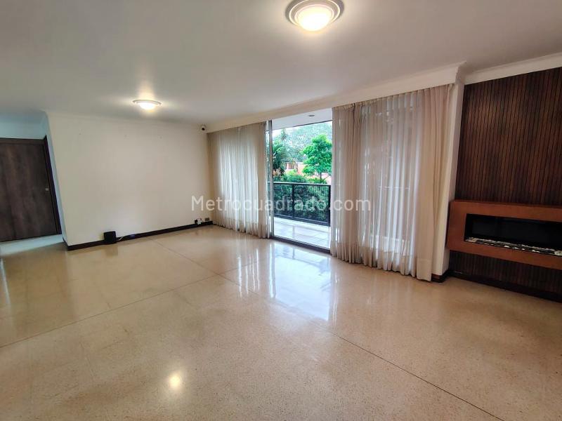 Apartamento de 3 Alcobas con Piscina en El Poblado