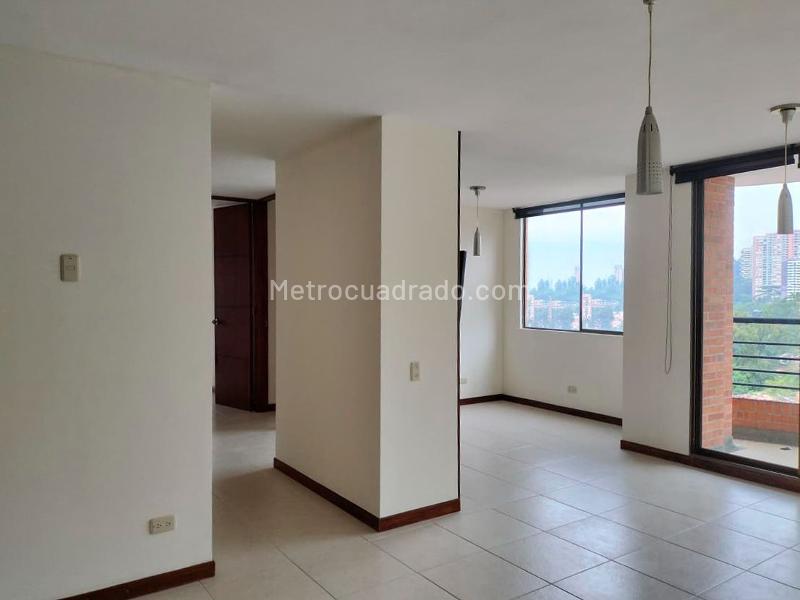 Apartamento de 2 Alcobas con Balcón y Parqueadero Cubierto en El Poblado - 4