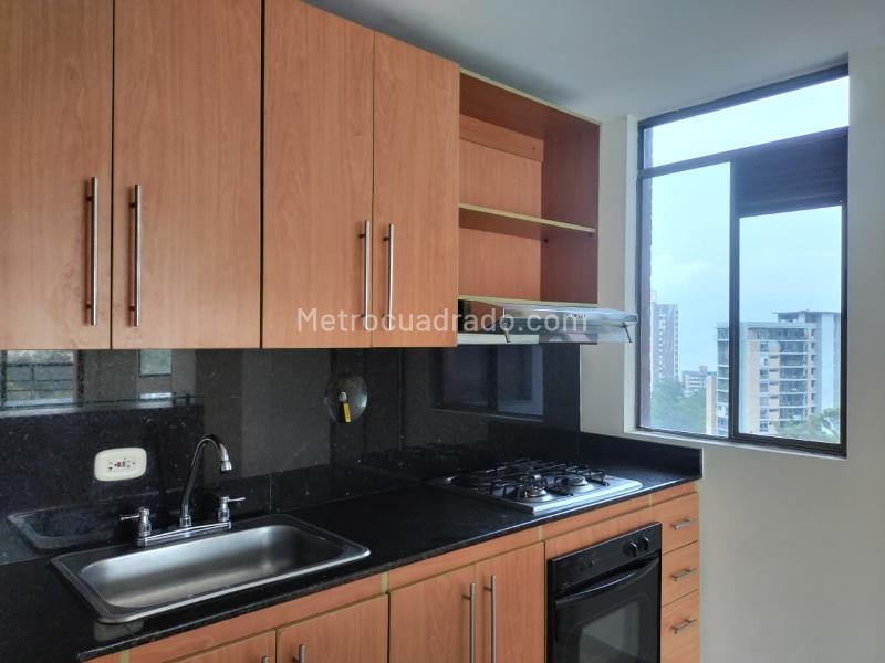 Apartamento de 2 Alcobas con Balcón y Parqueadero Cubierto en El Poblado - 7