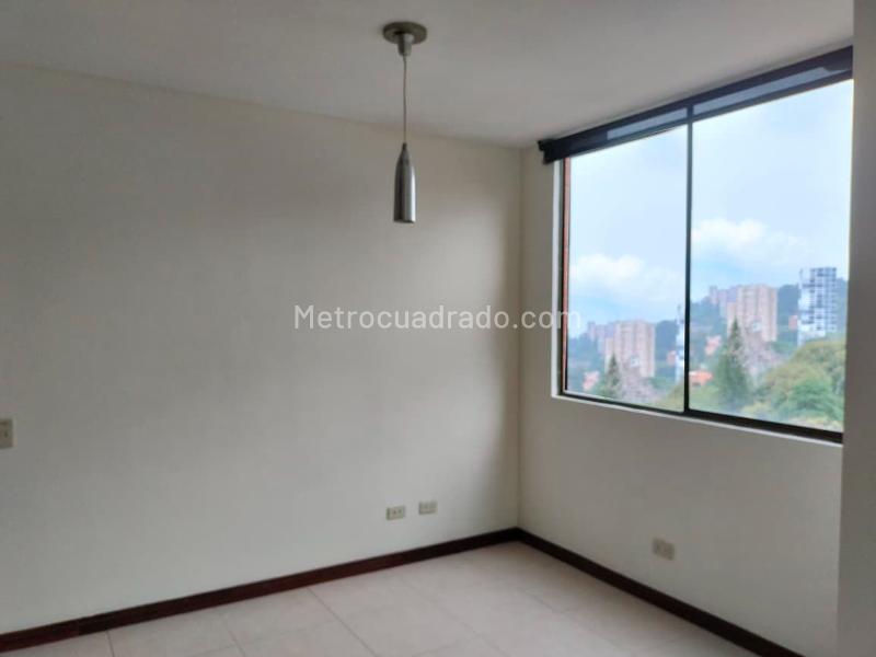 Apartamento de 2 Alcobas con Balcón y Parqueadero Cubierto en El Poblado - 8