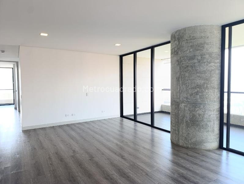 Apartamento de 3 Alcobas con Balcón y Terraza, Piscina/Gimnasio en El Poblado