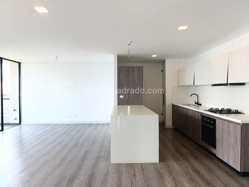 3BR Apartment with Balcony & Terrace, Pool/Gym in El Poblado - 2