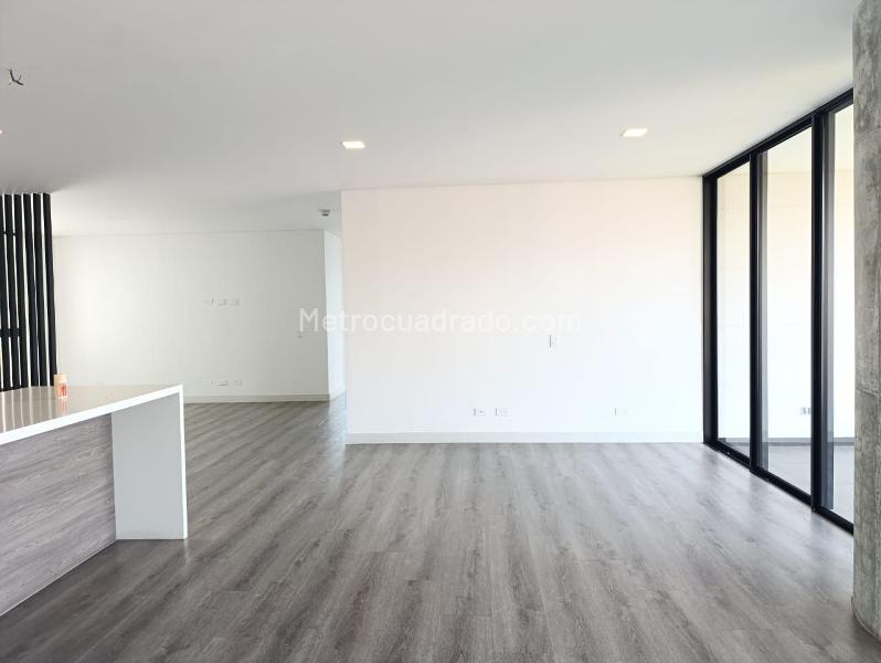 3BR Apartment with Balcony & Terrace, Pool/Gym in El Poblado - 4