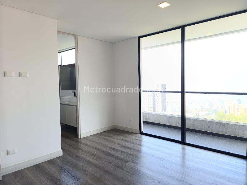 3BR Apartment with Balcony & Terrace, Pool/Gym in El Poblado - 9