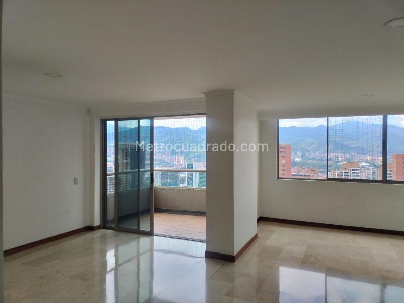 Apartamento en Arriendo de 3 Alcobas con 4 Baños en Los Balsos - 2