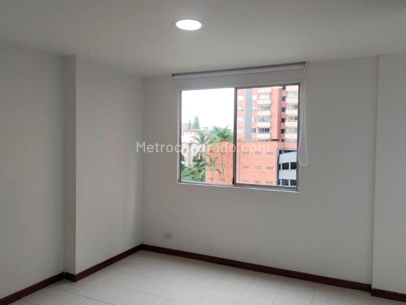 Apartamento Cómodo de 2 Alcobas con Balcón en El Poblado - 8