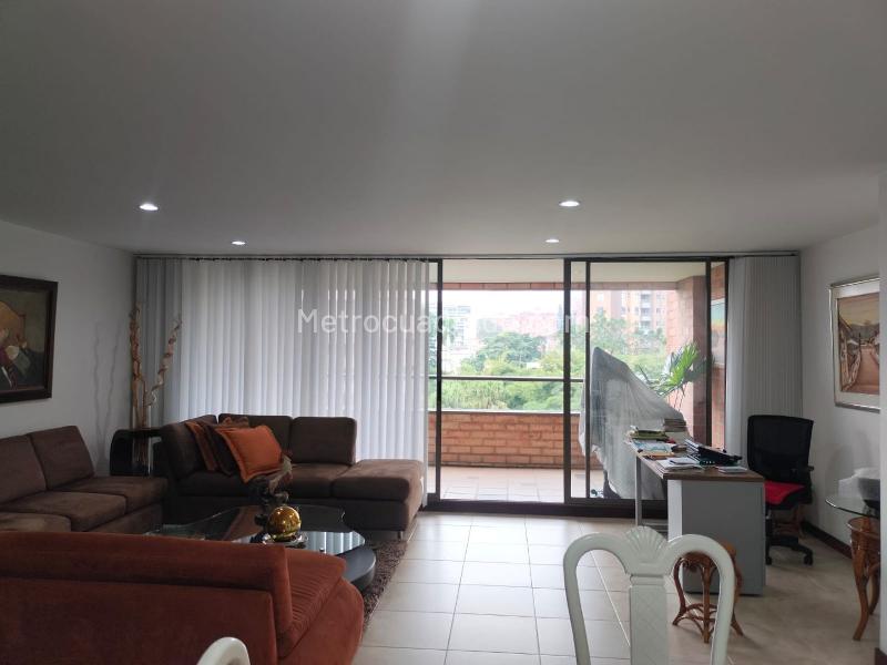 Apartamento de 3 Alcobas en Conjunto Cerrado en El Poblado