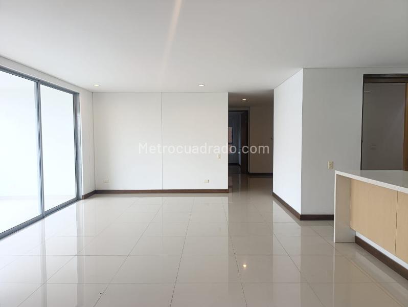 Apartamento Moderno de 2 Alcobas con Sala de TV en El Poblado - 3