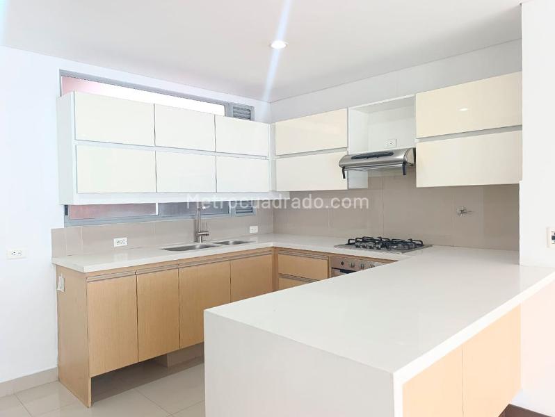 Apartamento Moderno de 2 Alcobas con Sala de TV en El Poblado - 6