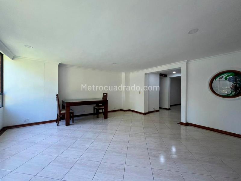 Apartamento Amplio de 3 Alcobas con Terraza en El Poblado - 2