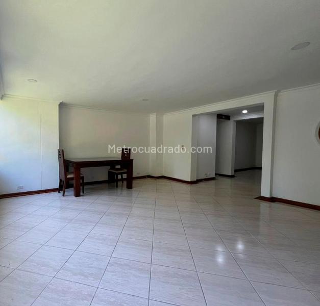 Apartamento Amplio de 3 Alcobas con Terraza en El Poblado - 3