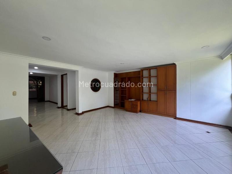 Apartamento Amplio de 3 Alcobas con Terraza en El Poblado - 4