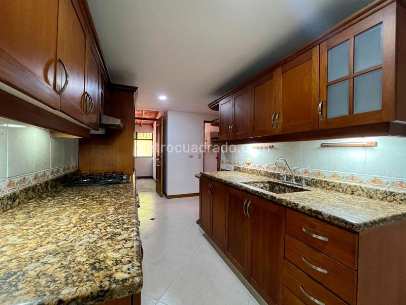 Apartamento Amplio de 3 Alcobas con Terraza en El Poblado - 8