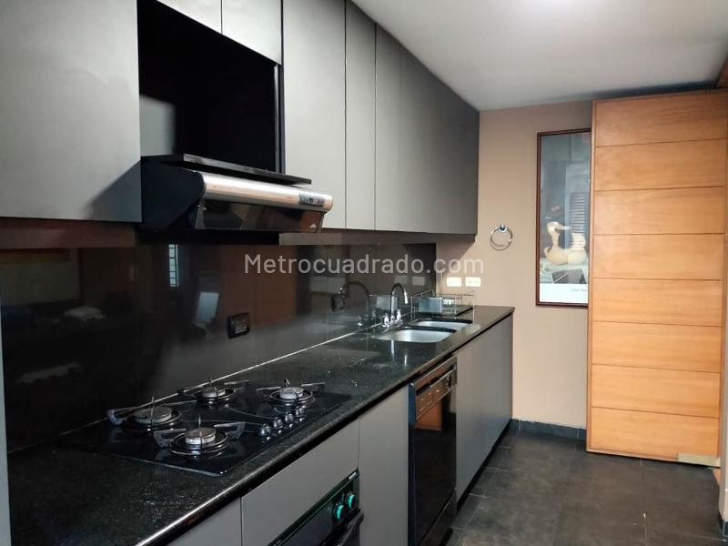2BR Apartment with Balcony in El Poblado - 3