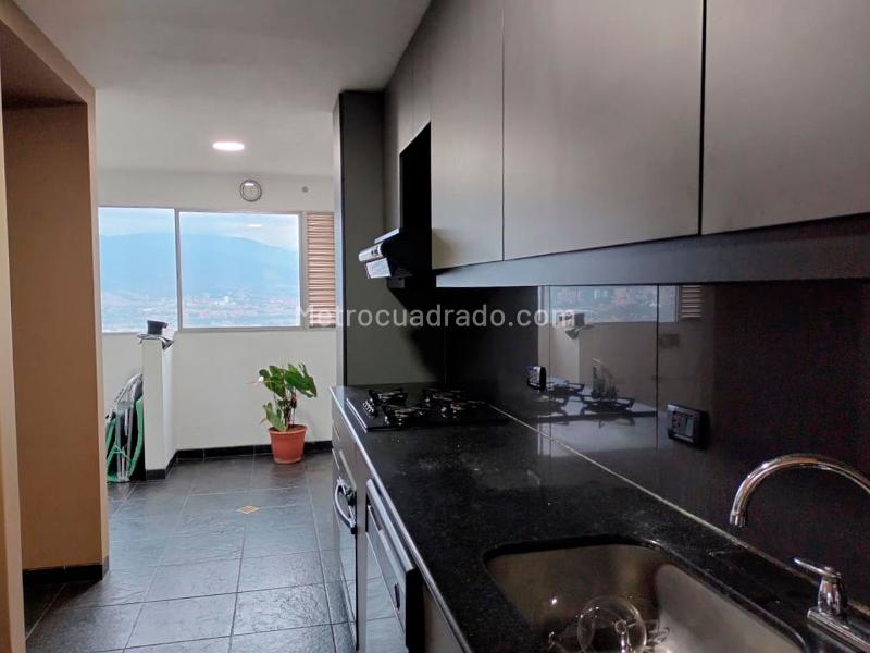2BR Apartment with Balcony in El Poblado - 4