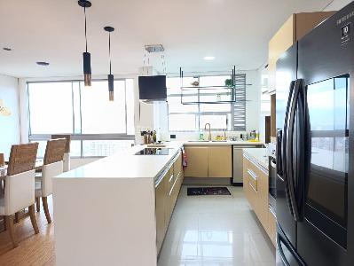 Apartamento de 3 alcobas en venta en El Poblado, Medellín, 199 m² · foto 8 de 18