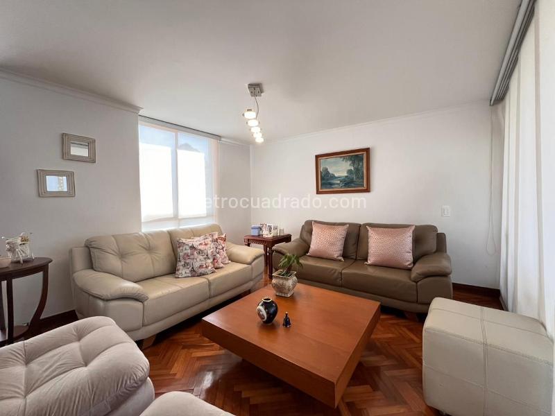 Apartamento Tranquilo de 3 Alcobas con Balcón en El Poblado