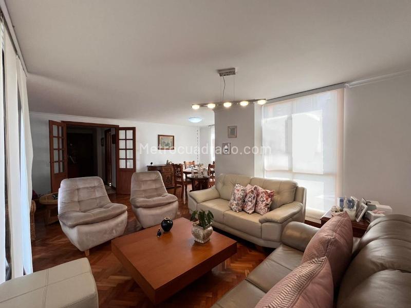 Apartamento Tranquilo de 3 Alcobas con Balcón en El Poblado - 2