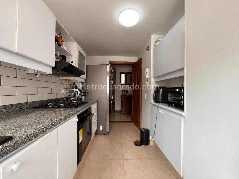 Apartamento Tranquilo de 3 Alcobas con Balcón en El Poblado - 9