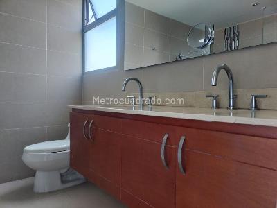 Apartamento de 3 alcobas en arriendo en El Poblado, Medellín, 200 m² · foto 17 de 18