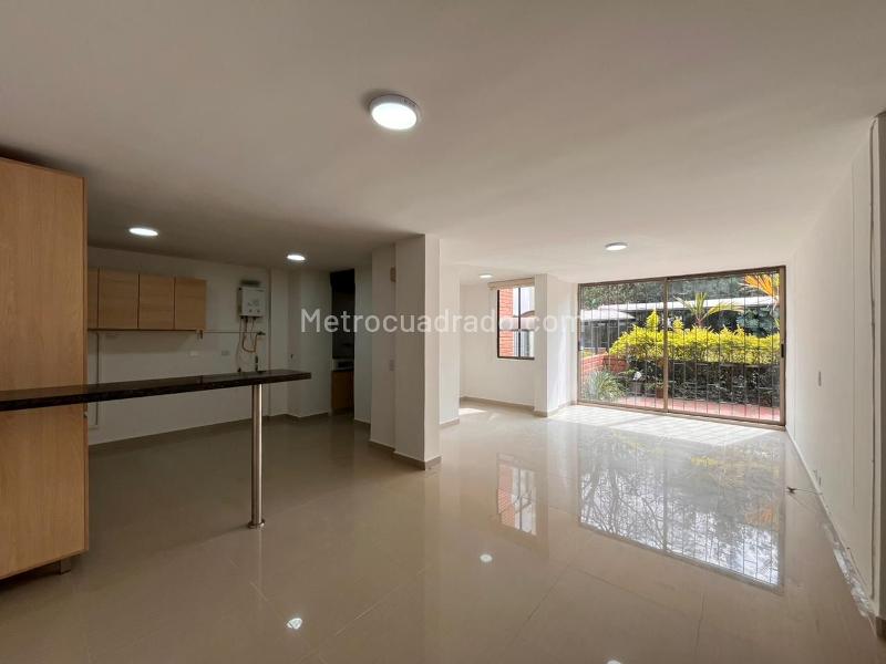 3BR Apartment with Terrace and Covered Parking in El Poblado