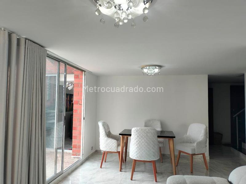 Apartamento Amoblado de 4 Alcobas con 3 Baños en El Poblado - 4