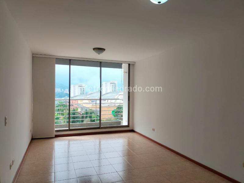 Apartamento de 3 Alcobas en El Poblado con Balcón y Parqueadero Cubierto - 2