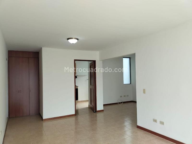 Apartamento de 3 Alcobas en El Poblado con Balcón y Parqueadero Cubierto - 4