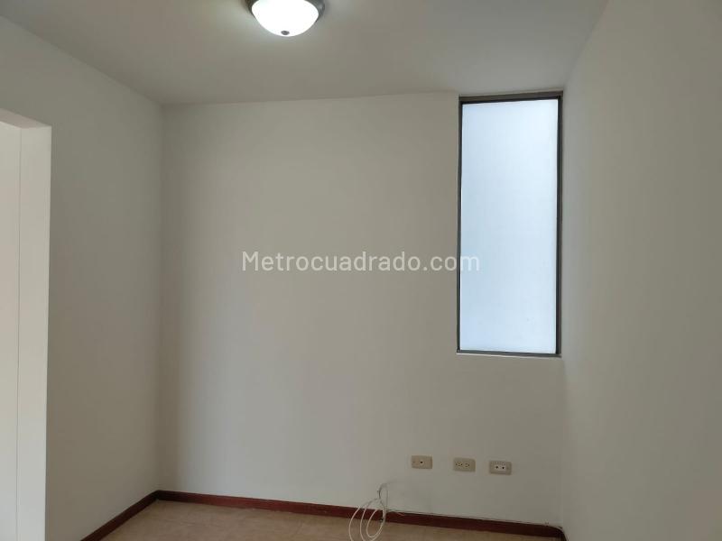 Apartamento de 3 Alcobas en El Poblado con Balcón y Parqueadero Cubierto - 8