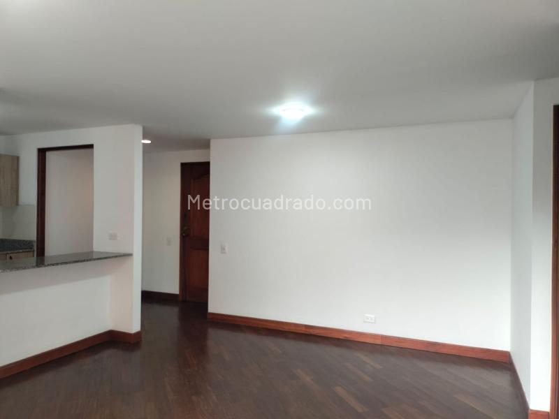Apartaestudio de 1 Alcoba en El Poblado con Balcón y Parqueadero - 3