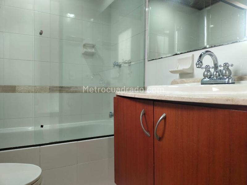 Apartaestudio de 1 Alcoba en El Poblado con Balcón y Parqueadero - 9