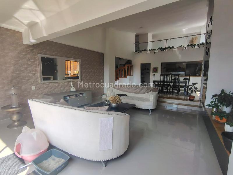 Apartamento Amoblado de 4 Alcobas en El Poblado - 2