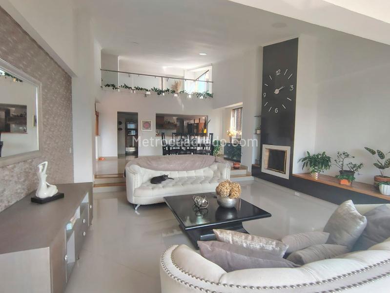 Apartamento Amoblado de 4 Alcobas en El Poblado - 3