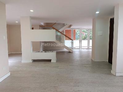 Apartamento de 3 alcobas en venta en El Poblado, Medellín, 220 m² · foto 3 de 19