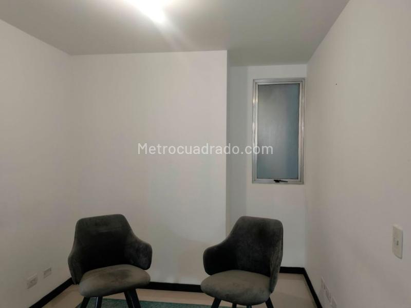 Furnished 3BR Apartment with Balcony and Covered Parking in El Poblado - 8