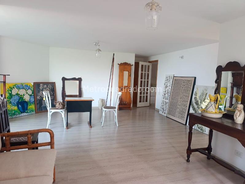 3BR Apartment with Balcony and Covered Linear Parking in El Poblado - 3