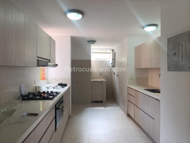 3BR Apartment with Balcony and Covered Linear Parking in El Poblado - 7