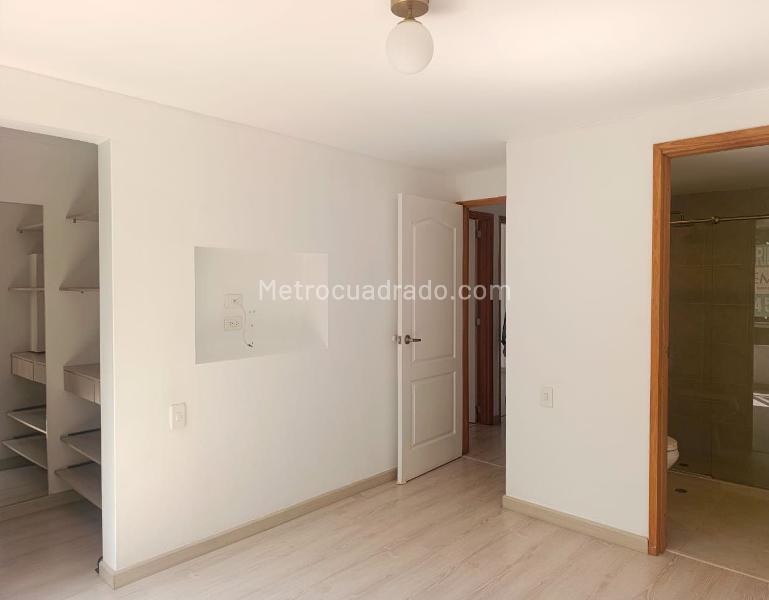3BR Apartment with Balcony and Covered Linear Parking in El Poblado - 8