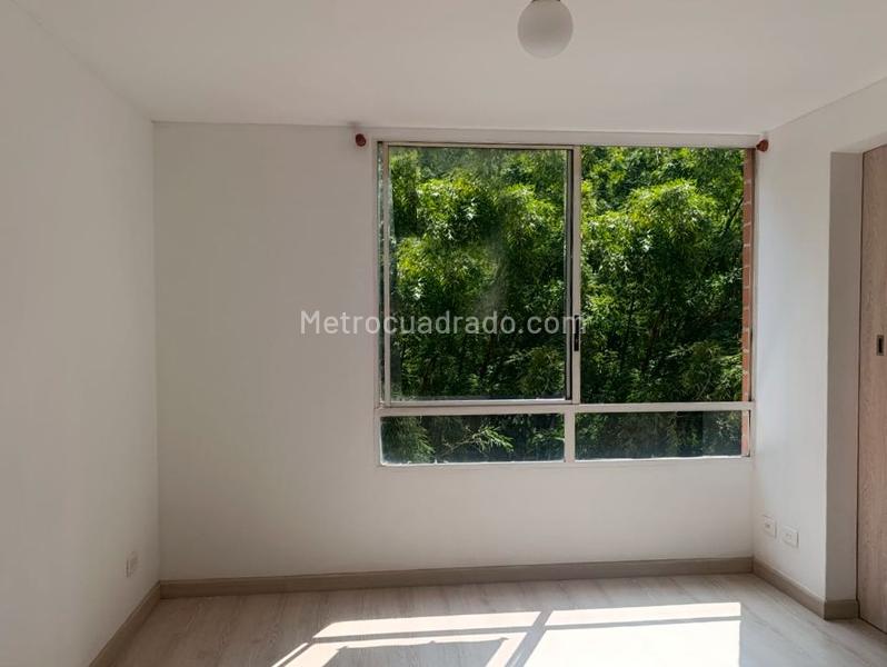 3BR Apartment with Balcony and Covered Linear Parking in El Poblado - 9