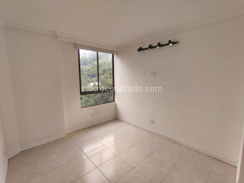 Apartamento de 2 Alcobas en Conjunto Cerrado en El Poblado - 9