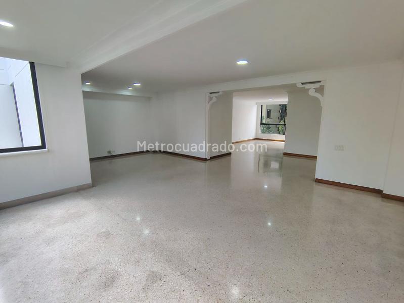 Elegant 3BR Apartment with Amenities in El Poblado - 2