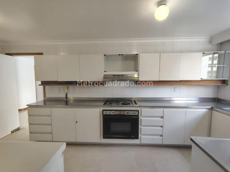 Elegant 3BR Apartment with Amenities in El Poblado - 8