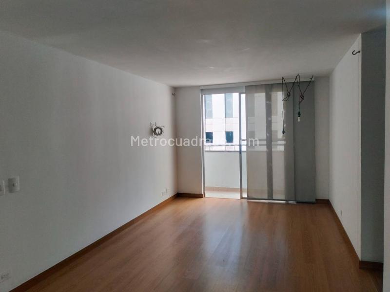 Apartamento de 3 Alcobas en El Poblado con Balcón y Parqueadero - 2