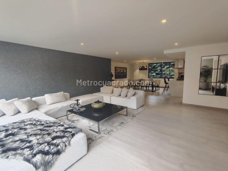 Furnished 3BR Apartment with Jacuzzi in El Poblado