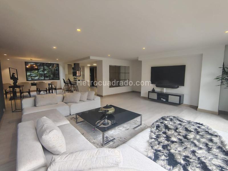 Furnished 3BR Apartment with Jacuzzi in El Poblado - 3