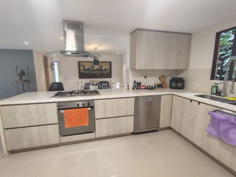 Furnished 3BR Apartment with Jacuzzi in El Poblado - 8