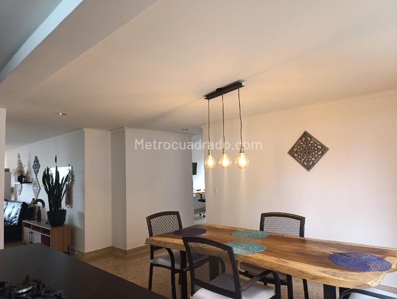 3BR Apartment in El Poblado with Balcony & Covered Parking - 3