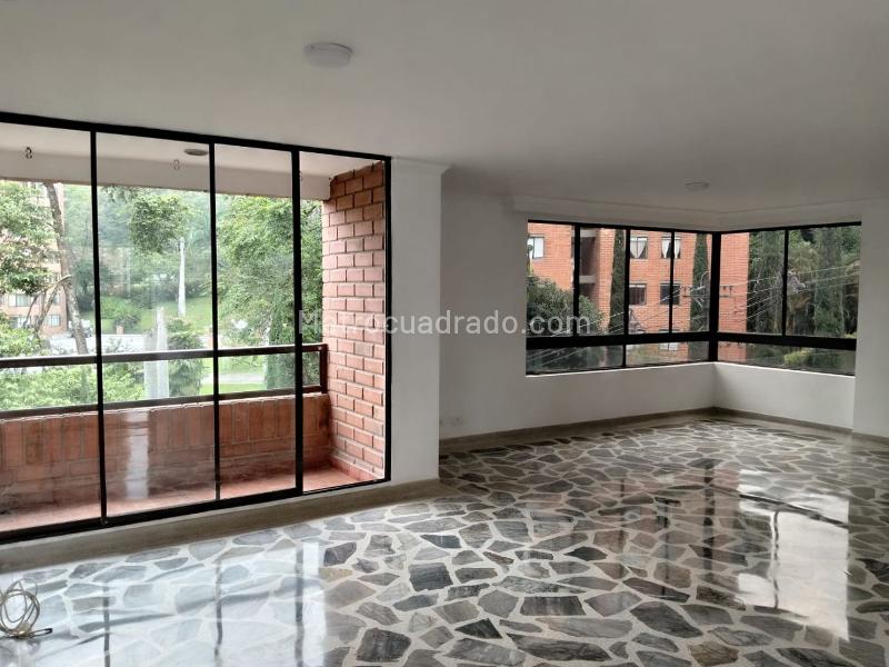 Apartamento Amplio de 3 Alcobas con Balcón en El Poblado