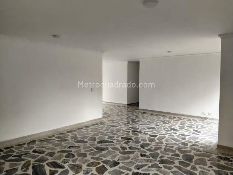 Apartamento Amplio de 3 Alcobas con Balcón en El Poblado - 2